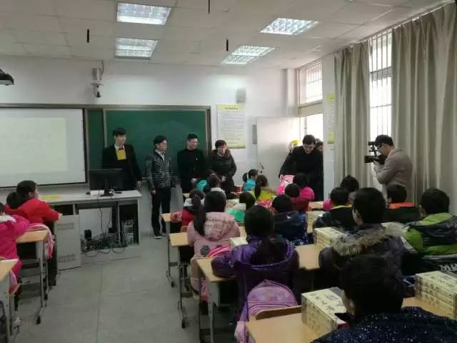 第六年了，他们总是带着满满的爱让孩子插上梦想的翅膀