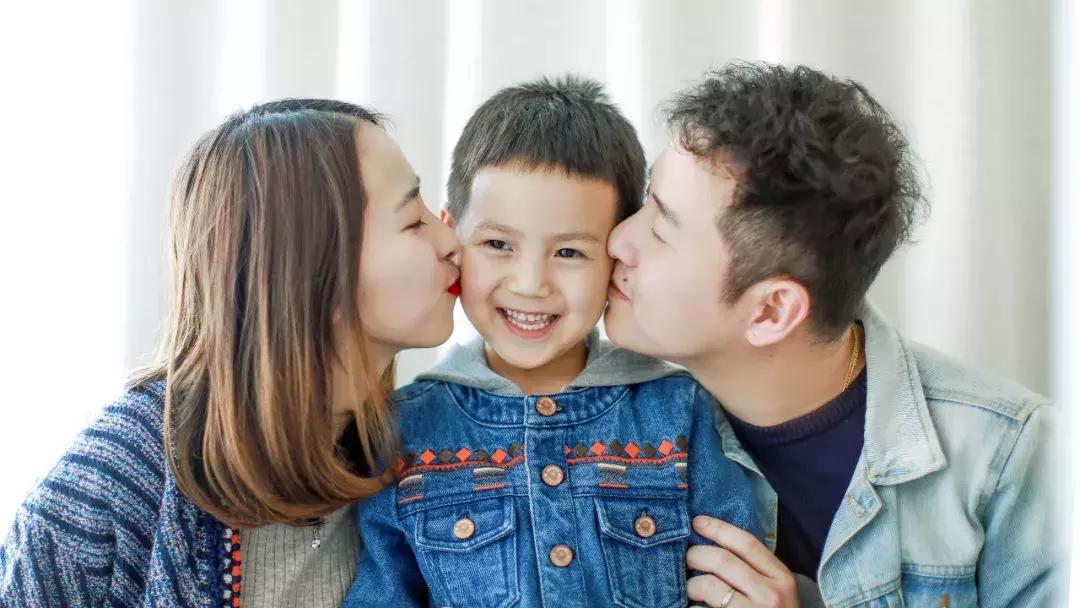 不去影楼自己怎么拍好全家福,自己怎么拍出不露脸的全身照