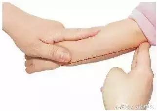宝宝感冒咳嗽的小儿推拿视频,小儿推拿感冒咳嗽化痰手法图解