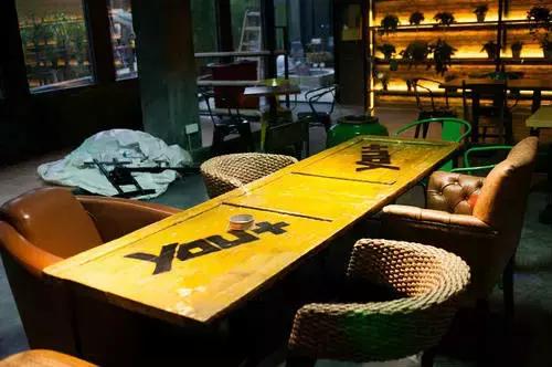 低调的青年公寓,境遇青年公寓