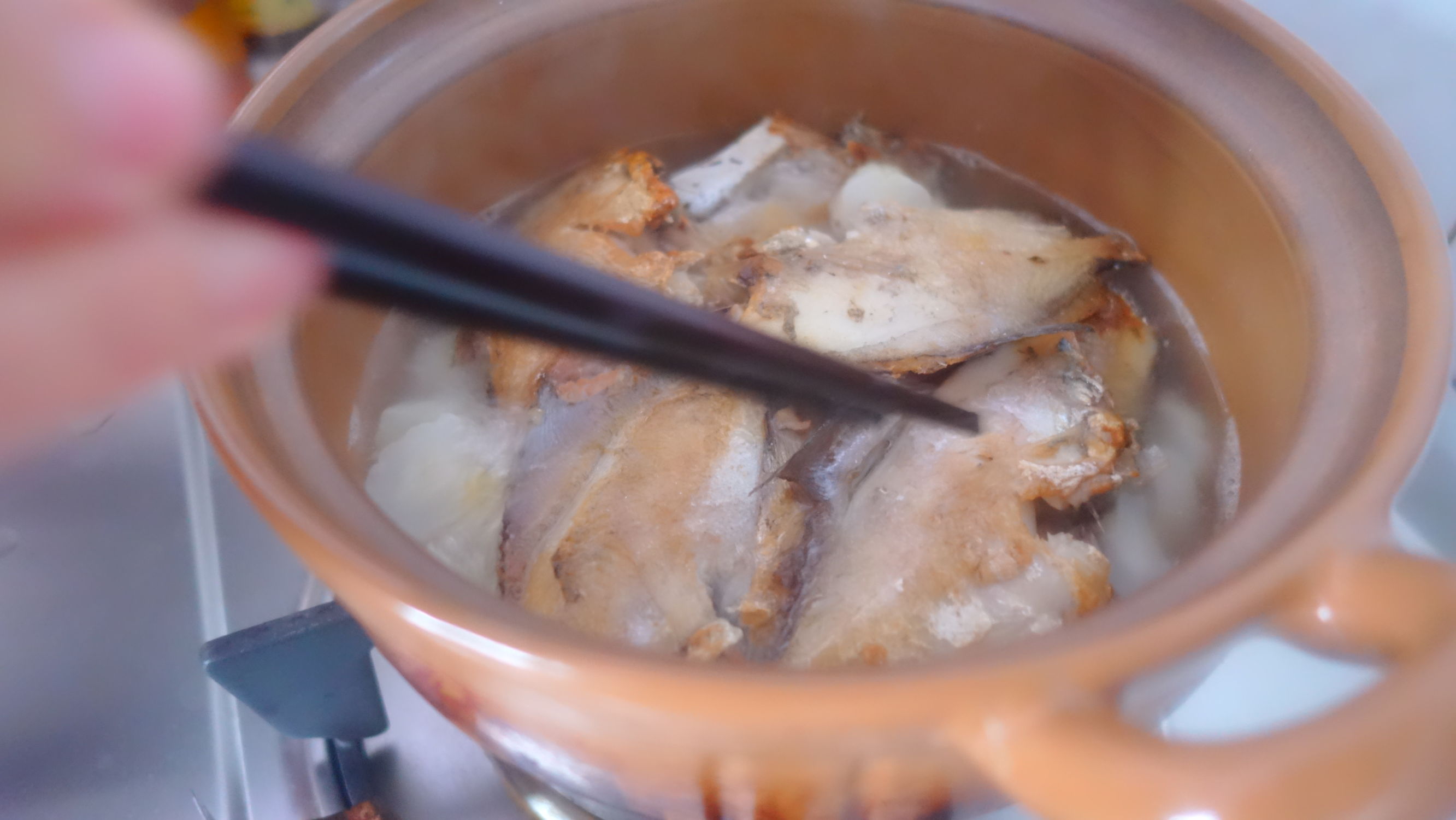 煎好的鱼倒入有甜味的锅里,煲出来香味袭人,简单易做好下饭