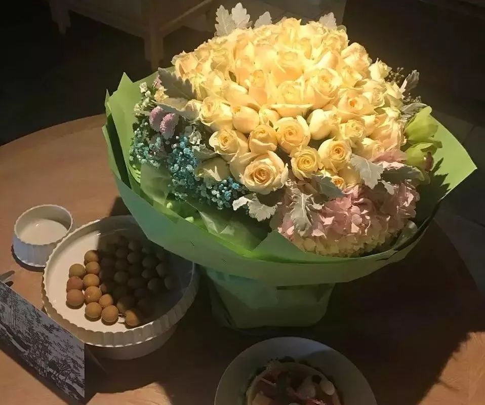 怎么送鲜花较为浪漫一点,送人玫瑰手有余香的前两句是什么