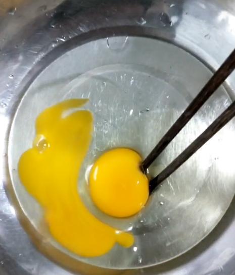 如何用两个蛋做出好吃的,怎么用两个蛋做出美食