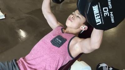 15岁肌肉少年练出健壮肌肉,15岁肌肉少年秀青筋肌肉