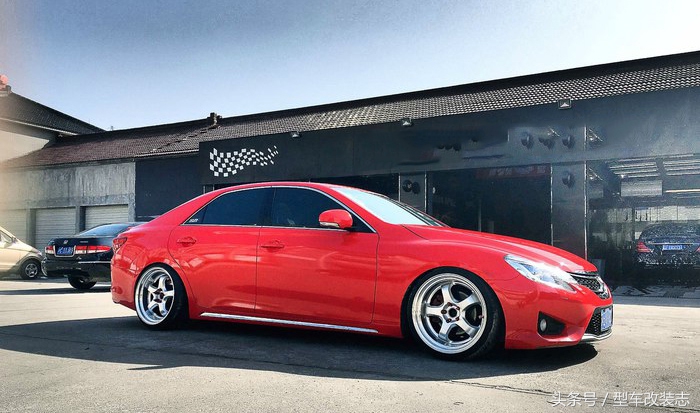 这台低姿态的亮红锐志甘愿深受其的毒害