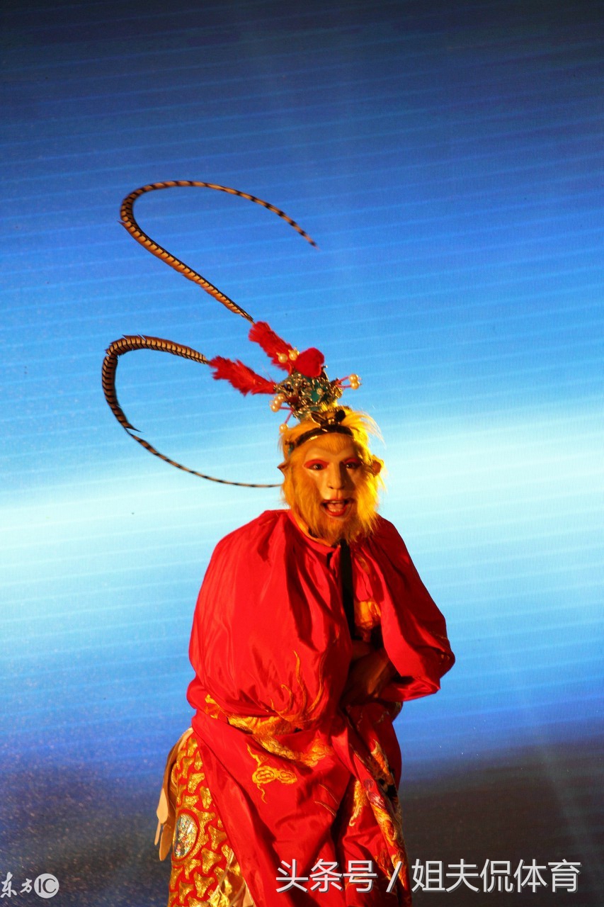 和自己老婆可以亲亲，为什么和路上美女就不行？内马尔不这么觉得