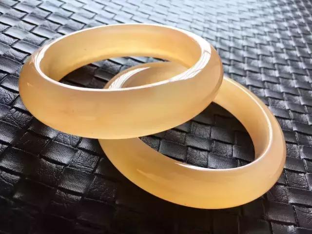 听我一句劝，把你浪费的钱买玉吧！不需十年，三年以后你回头来看