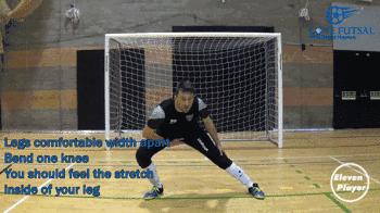 门将k字形封堵劈叉,5人足球门将出击教学