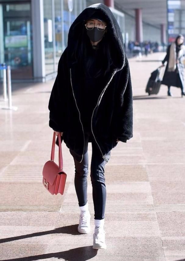 杨幂的腿真的是皮包骨吗,杨幂为什么不露腿