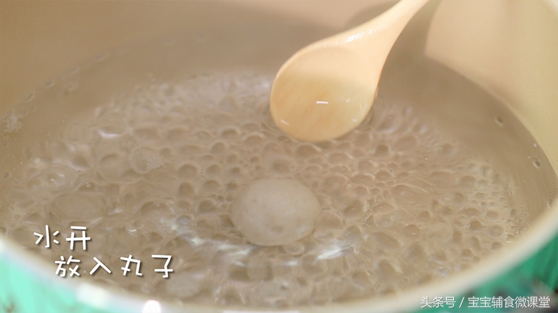 冬天用它做丸子最合适脆爽不油腻,学会这个手法做丸子既好看又好吃