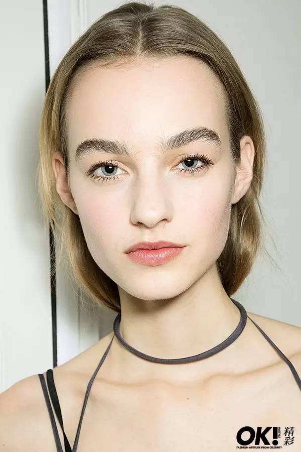 夏天怎样选择适合自己的粉底液 (阿玛尼权力粉底液适合夏天用吗)