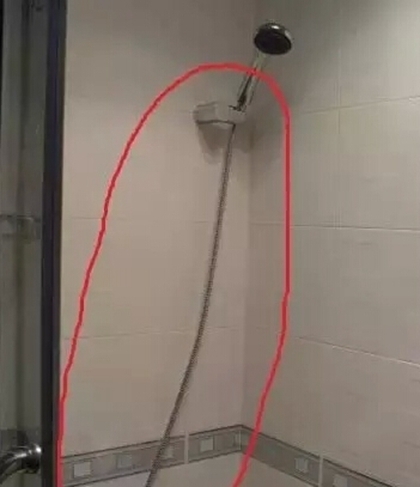 我家花洒变成歪脖子，装修师傅竟说不是他的错！大家评评理