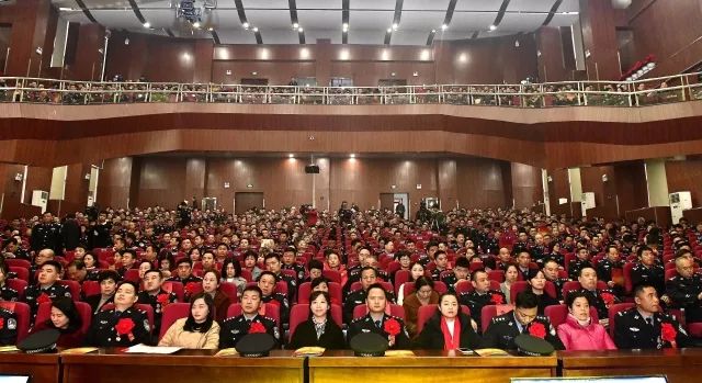 警察节目感动全场观众落泪,慰问演出感动