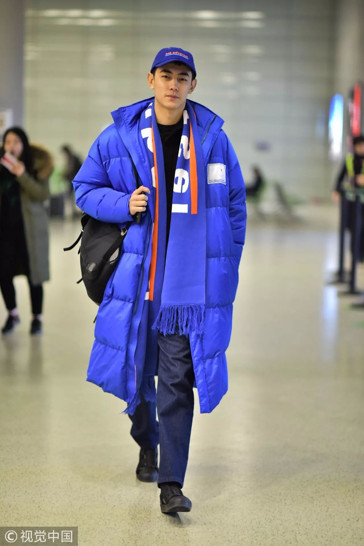 周冬雨古力娜扎同款穿搭,羽绒服凹造型