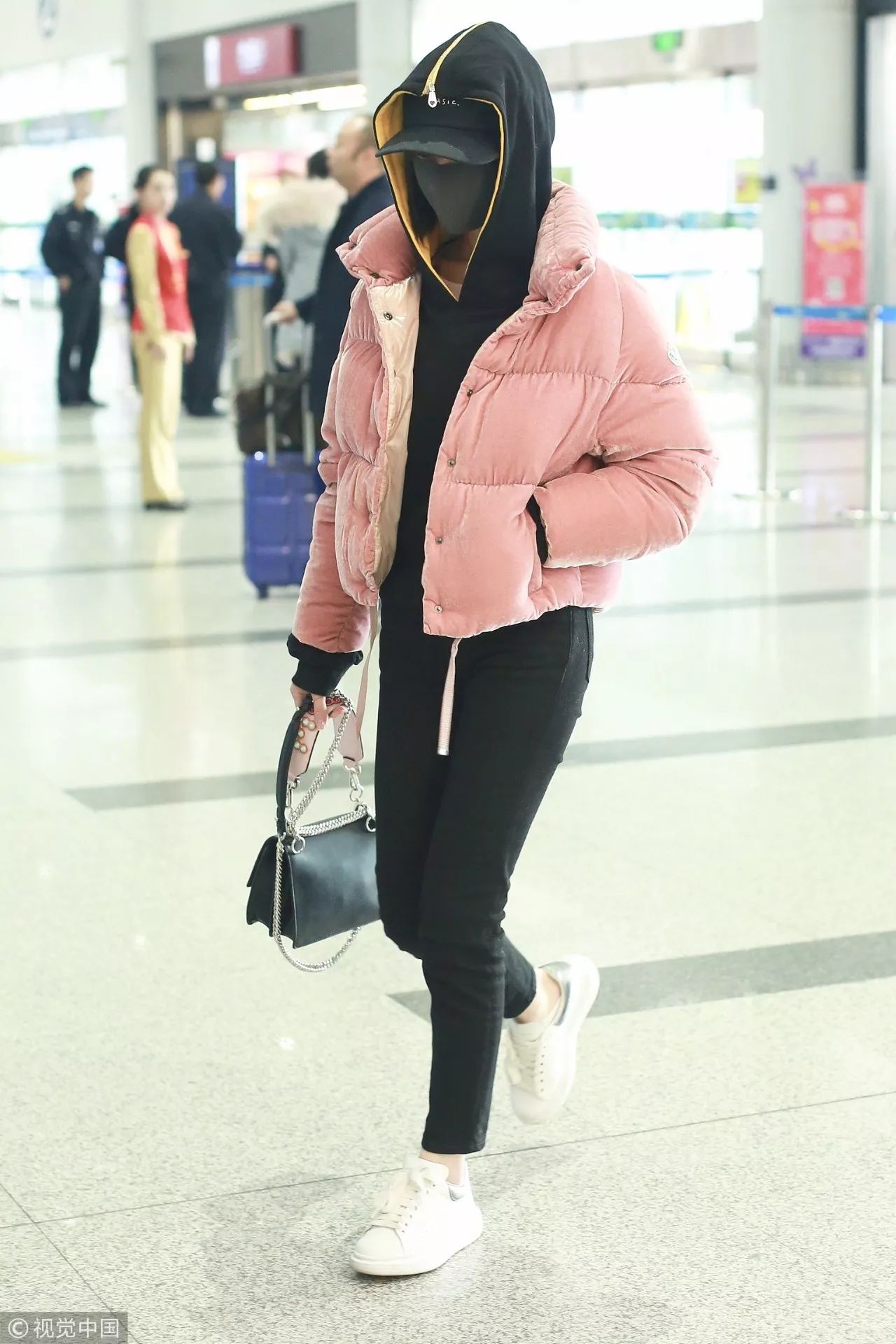 周冬雨古力娜扎同款穿搭,羽绒服凹造型