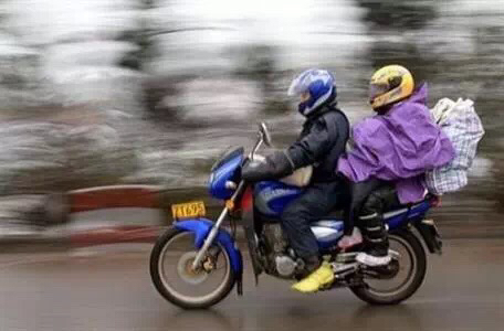 娘在弥留之际,小夫妻骑着摩托飞驰4500里赴生命之约……