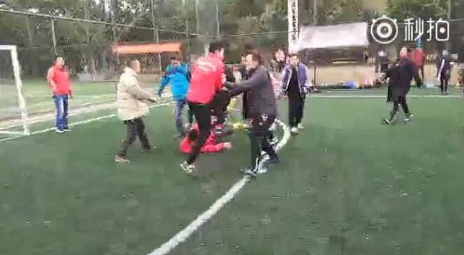 青少年足球比赛家长吵架,足球小将家长冲突
