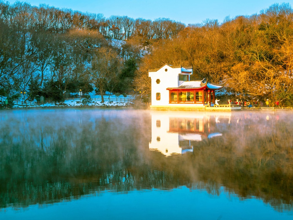 珍珠泉的水韵游览,雪中珍珠泉宛若仙境
