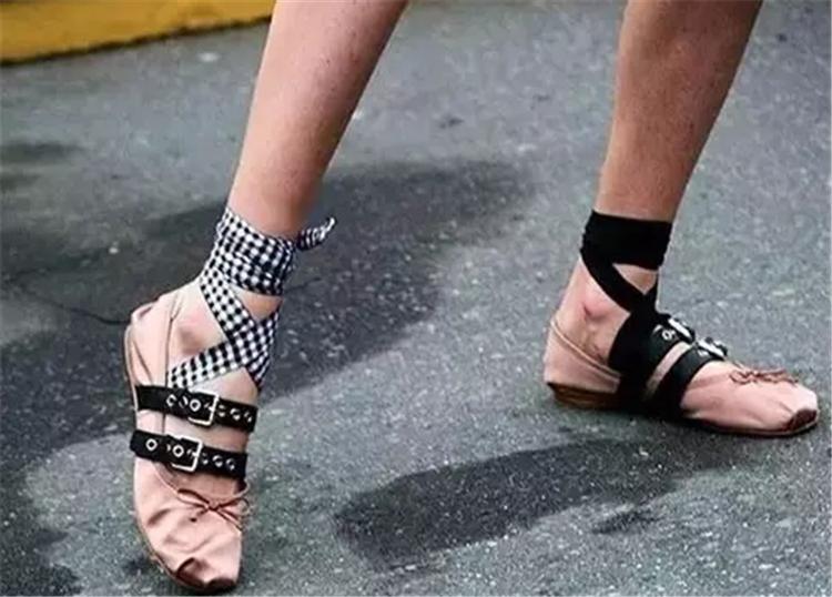 鞋子总是掉袜子是怎么回事,鞋子容易掉跟怎么加绑带