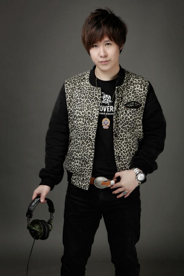 联通手机铃声一个男的唱的,联通电话铃声是什么歌