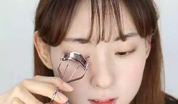 怎么样化妆看起来很透亮,这样化妆更显年轻