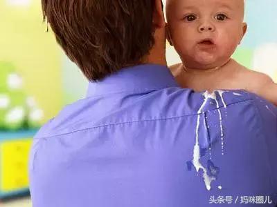 正确的拍嗝及溢奶呛奶的正确处理,拍嗝时溢奶或呛奶