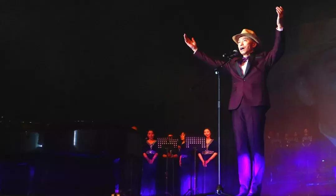 分享｜何家弘是谁？他在中国人民大学如论讲堂开了一场演唱会，座无虚席