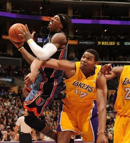 阿泰斯特一肘打通哈登任督二脉,nba最凶狠的五次犯规