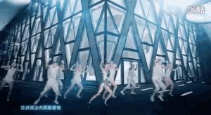 穿个发光裙怎么了，王凯这件夹克值4000多万呢