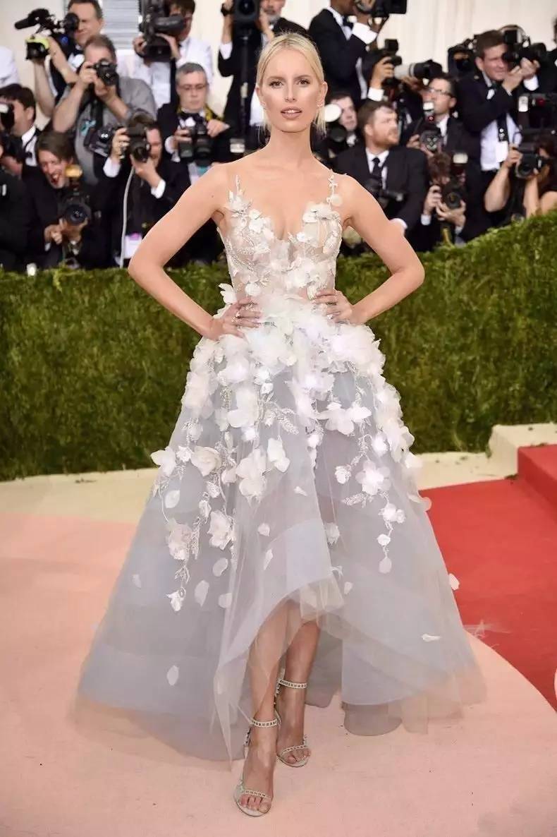 穿个发光裙怎么了，王凯这件夹克值4000多万呢