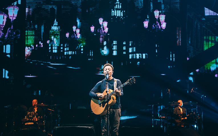 奋力跳到音响上唱歌，这大概是许巍这几年最燃的一次现场了！