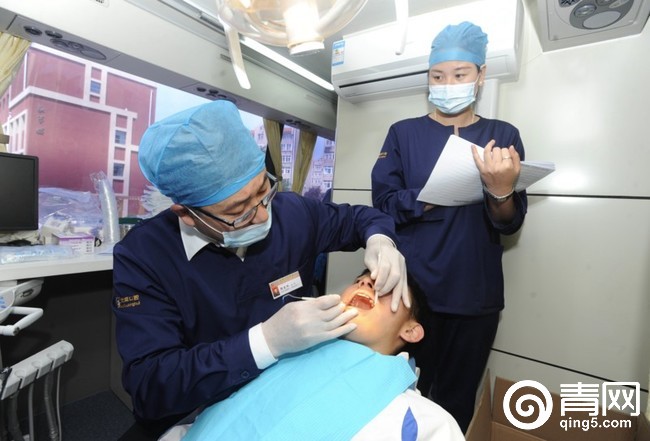 青岛移动口腔医院开进聋校