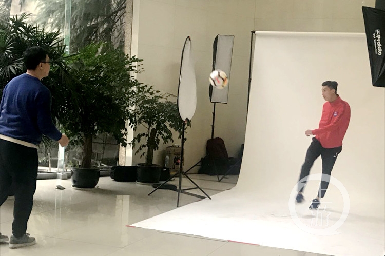 不光要摄影还得给模特摆pose,重庆斯威球员定妆照