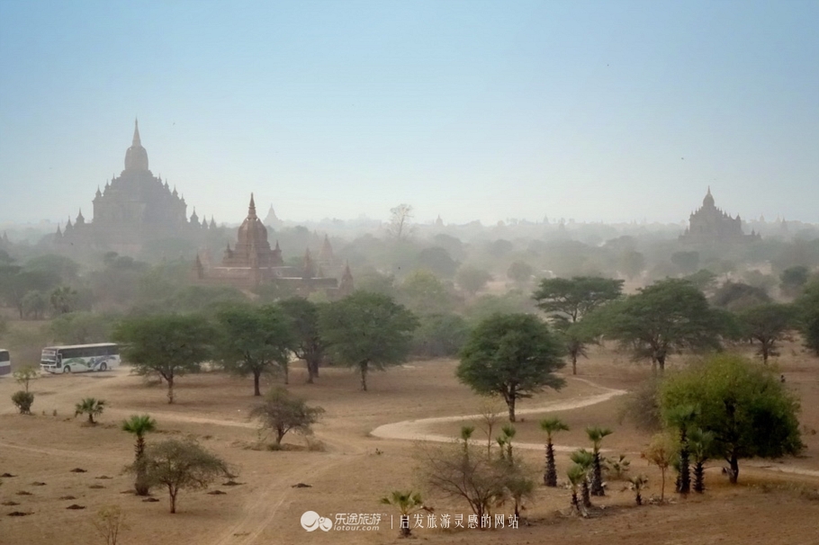 万千佛塔卧夕烟，十里浮屠一望间