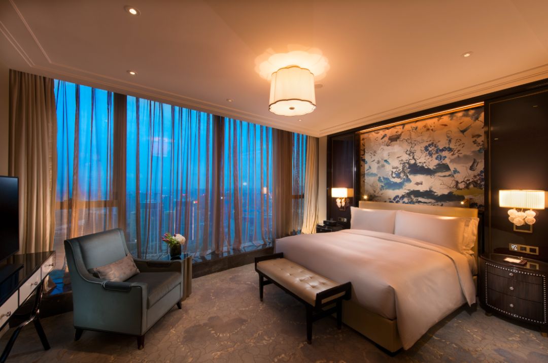 睡进220米高空上的云端酒店，玩转网红LINEFRIENDS乐园，新晋亲子游地标来袭！