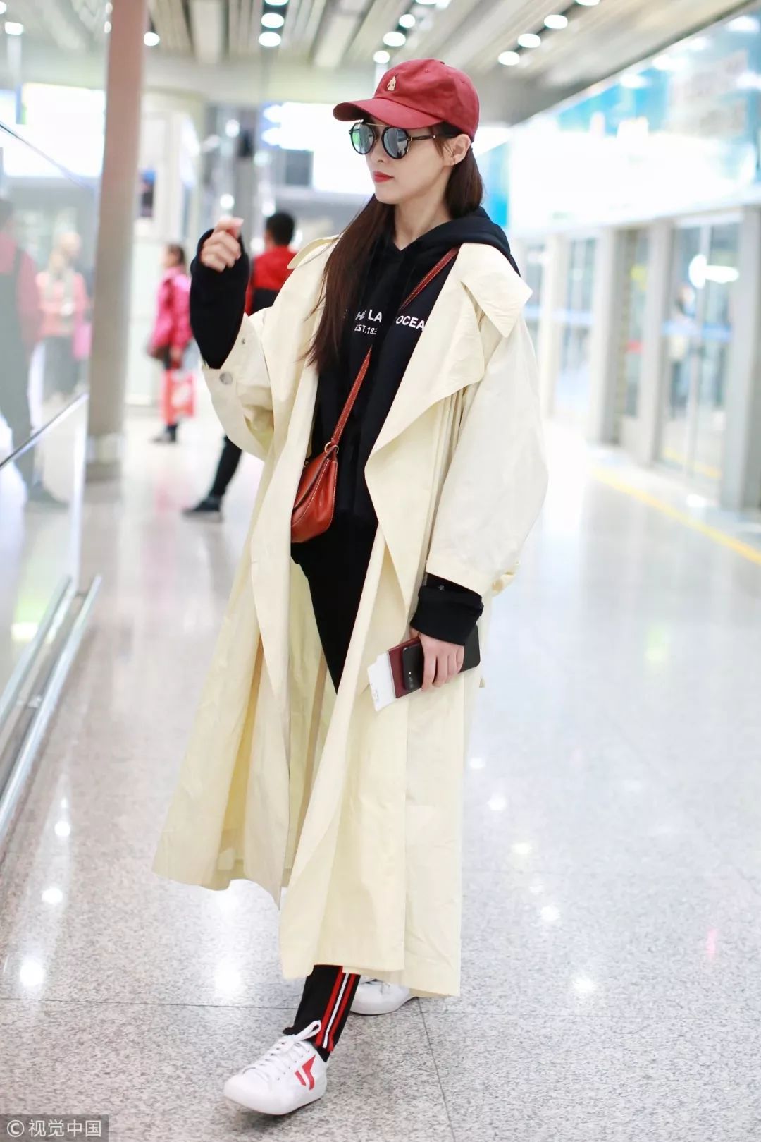 把自己变成“200斤壮汉”的超大风衣,真的好看吗?