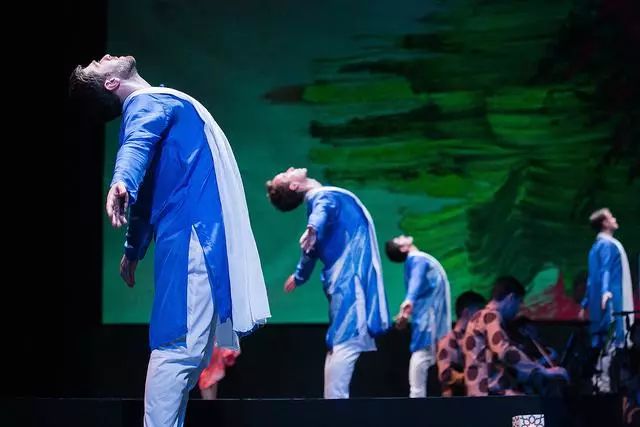 YT现场｜与三吨黏土共舞？艺术家如何让剧院变身作品的舞台