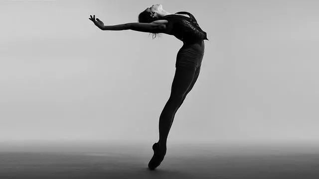 YT现场｜与三吨黏土共舞？艺术家如何让剧院变身作品的舞台