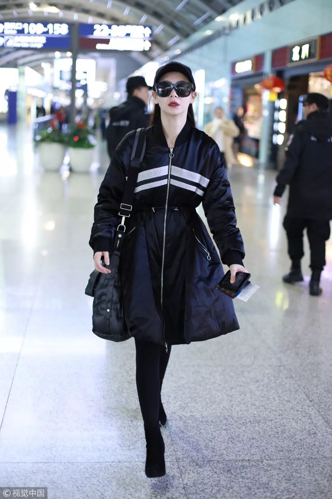 迪丽热巴宋茜西装look,热巴穿搭日常黑色棒球帽