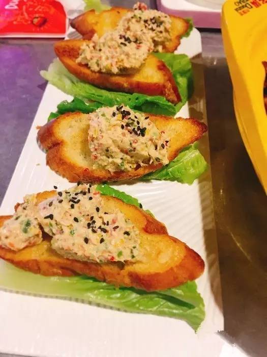 武汉一女学生拿着10块钱去买好吃的，竟然被。。。