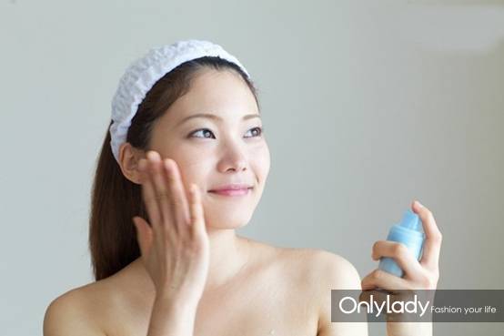 如何美白补水让肌肤白皙无瑕,日常美白小窍门让肌肤悄然变白