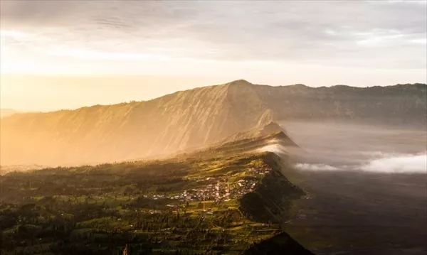 终极火山体验：在爪哇之巅，遇见蓝色地狱之火