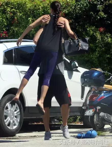 她差点成王妃，拒绝物化女性！现竟恋上一当街摸臀的男友