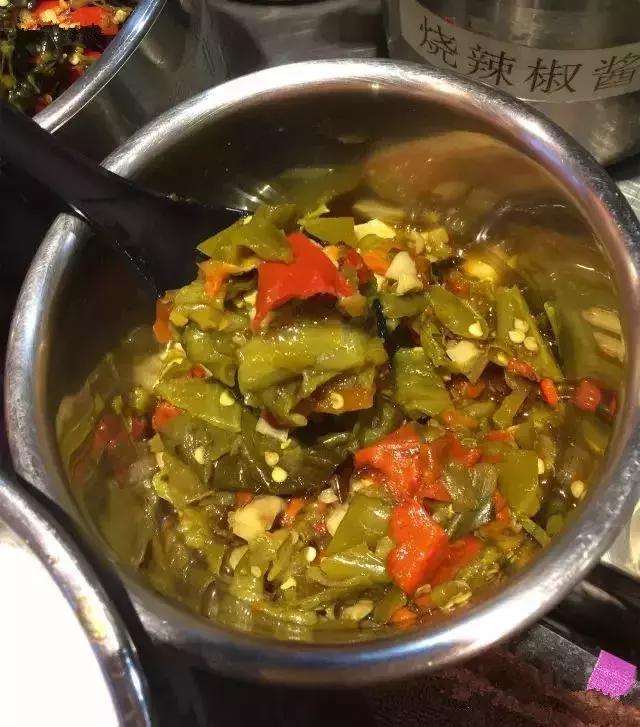 姑父的早餐店仅依赖这八款秘制米线配方，日接待量高达800人次