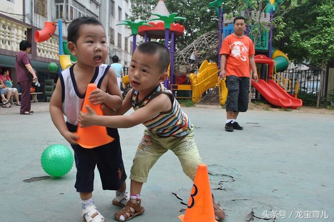 孩子喜欢打人该怎么引导呢,为什么孩子喜欢打妈妈