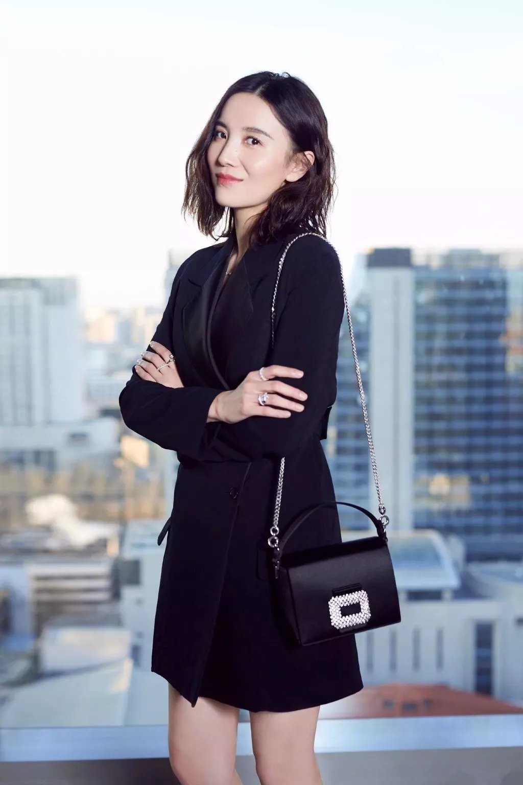 脸型偏肉感的女人穿衣风格,长脸型女生怎么穿衣服好看