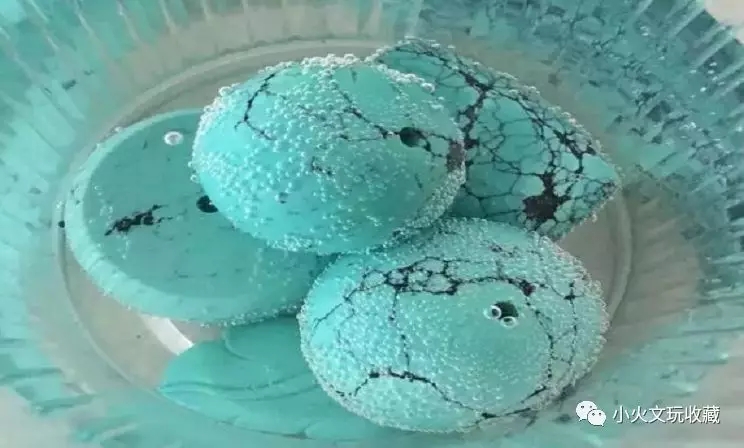 绿松石上面有一点白点是真的吗,绿松石盘玩出现白点这该怎么办