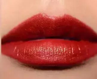 枫叶16号黄颜色的口红显白,黄黑皮嘴巴比较红的口红推荐