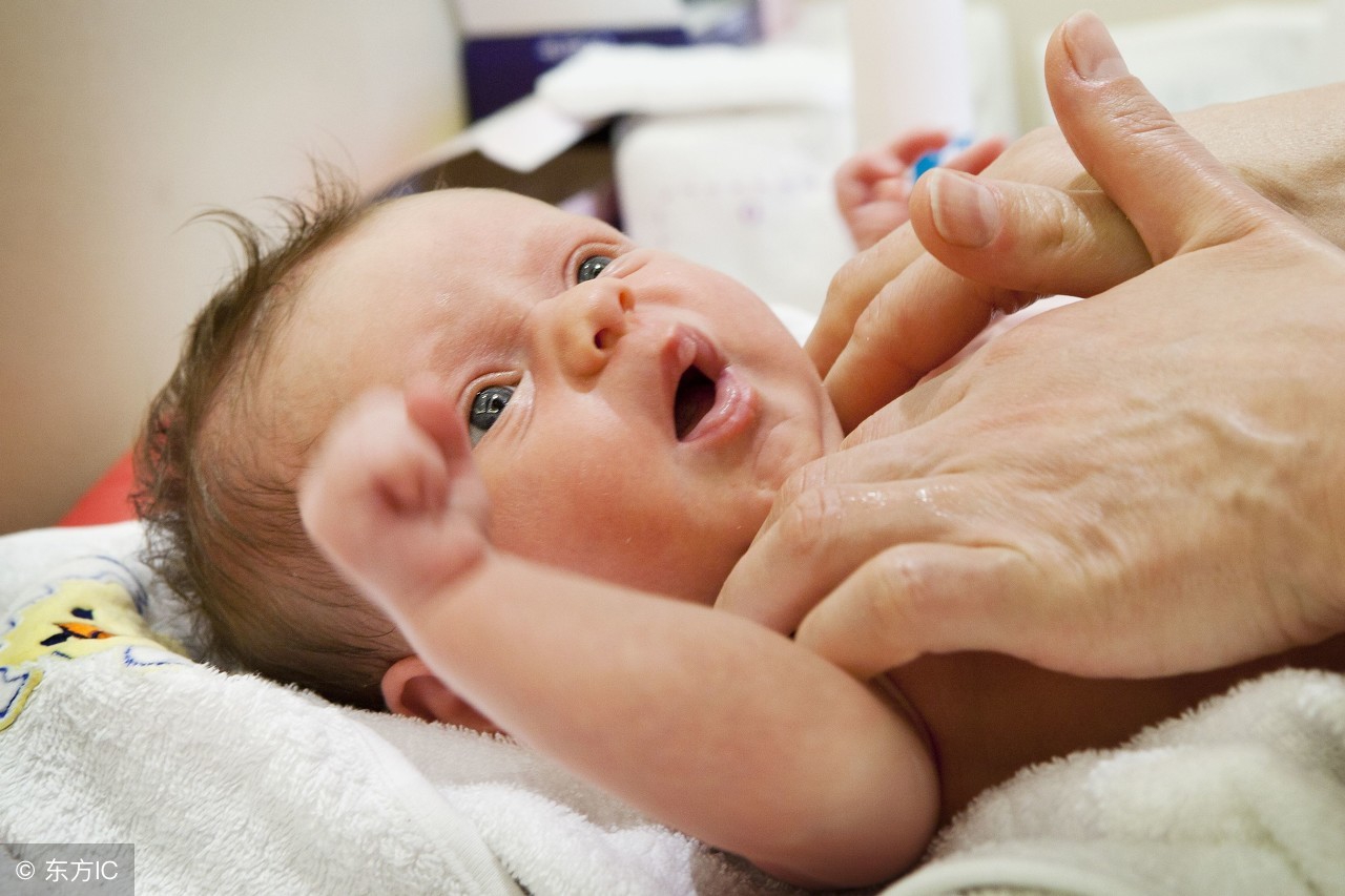 新生儿紧握拳头,新生儿手握拳头很紧发紫