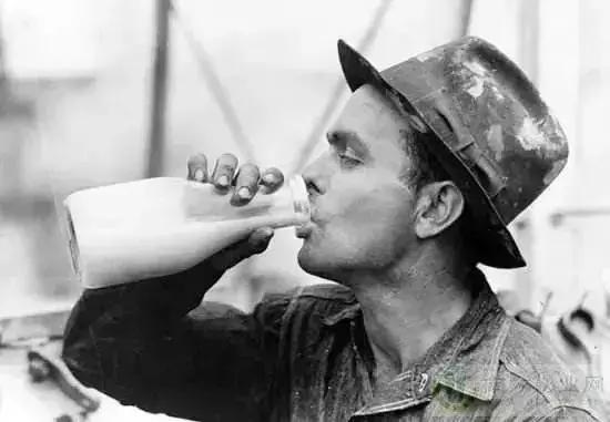 “草原乳业双雄”恩怨情仇记，中国牛奶如何风云跌宕20年？